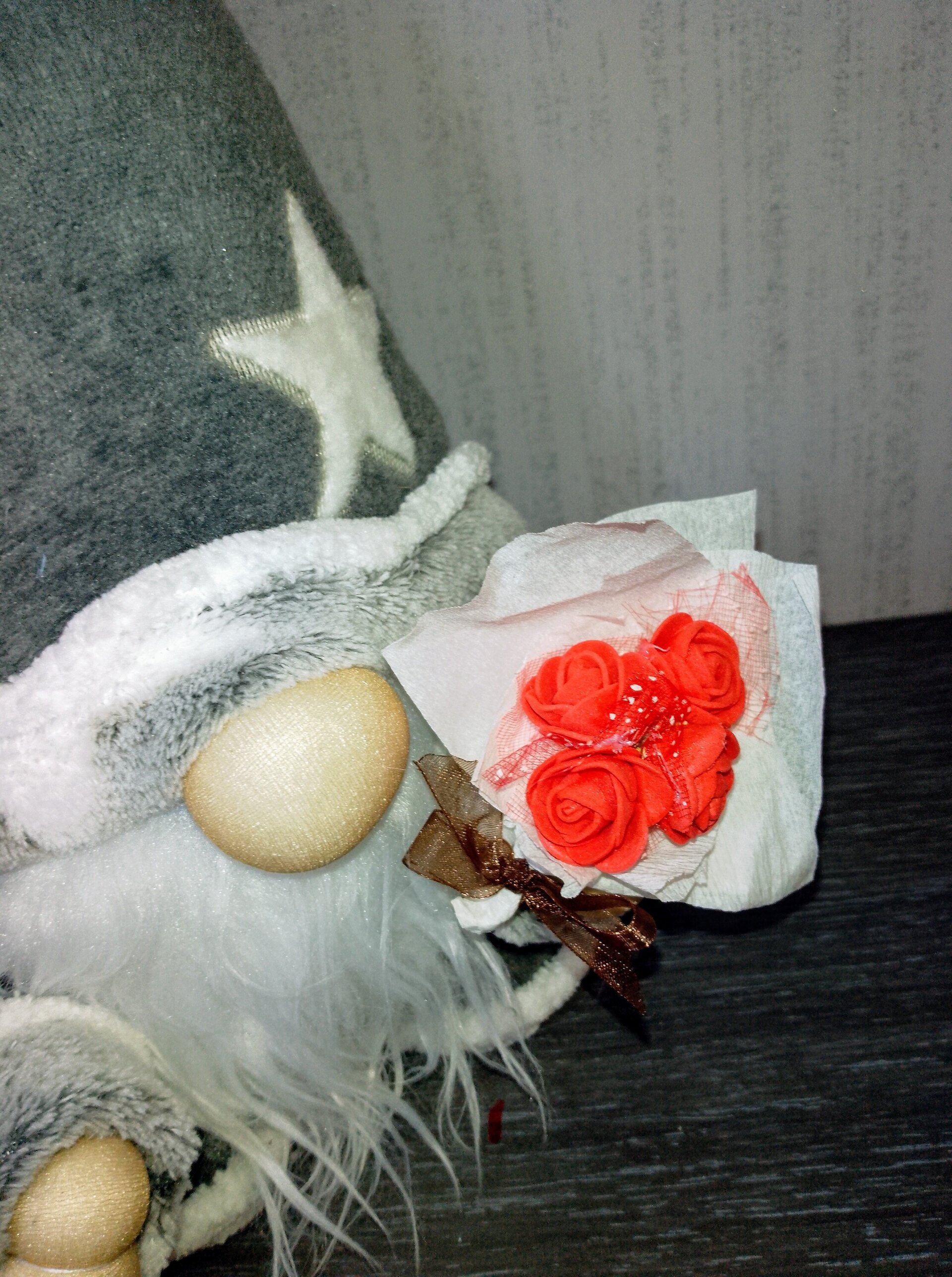 Gnomo mago gris con rosas - 4