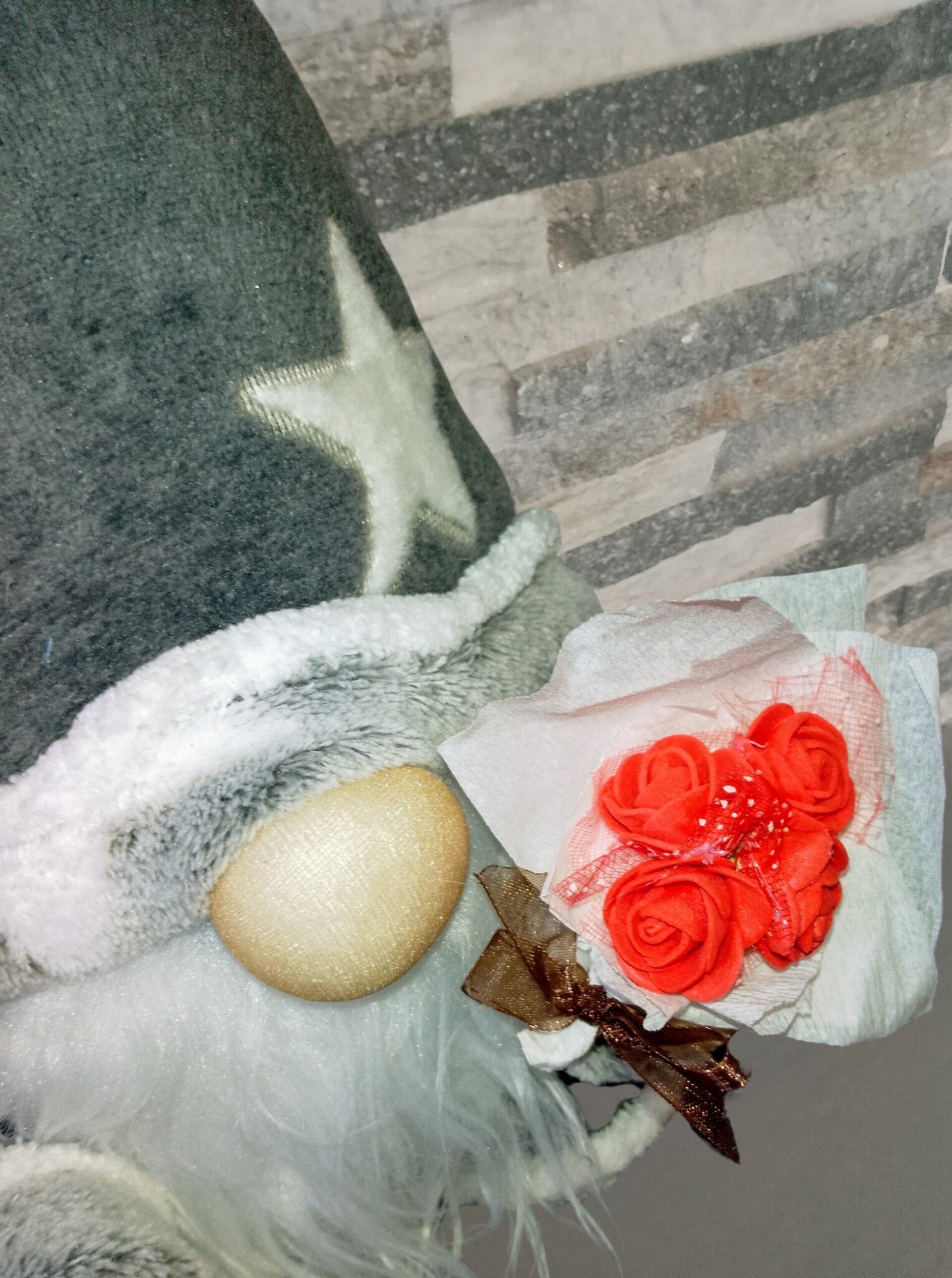 Gnomo mago gris con rosas - 3