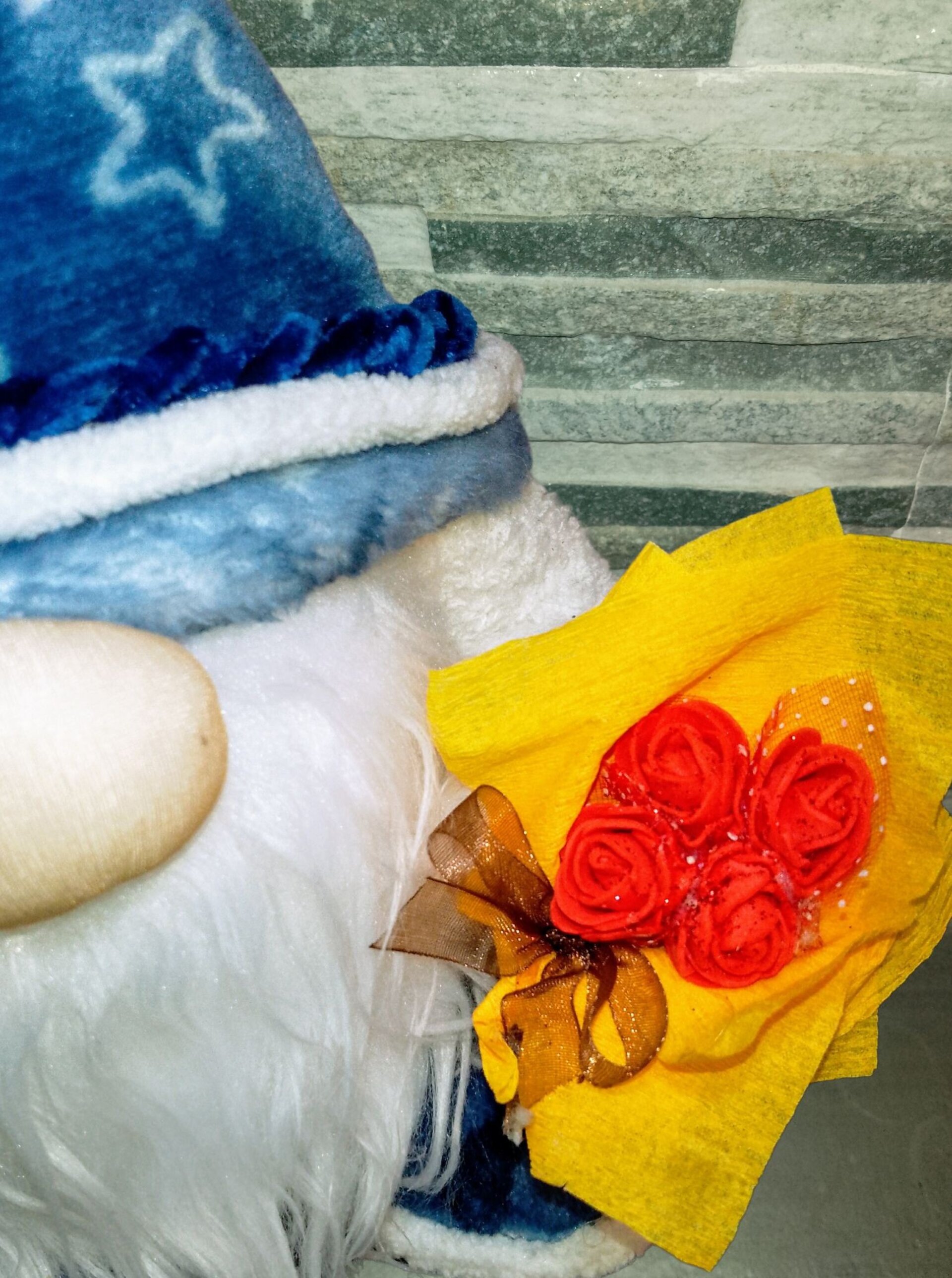 Gnomo mago azul con rosas - 3